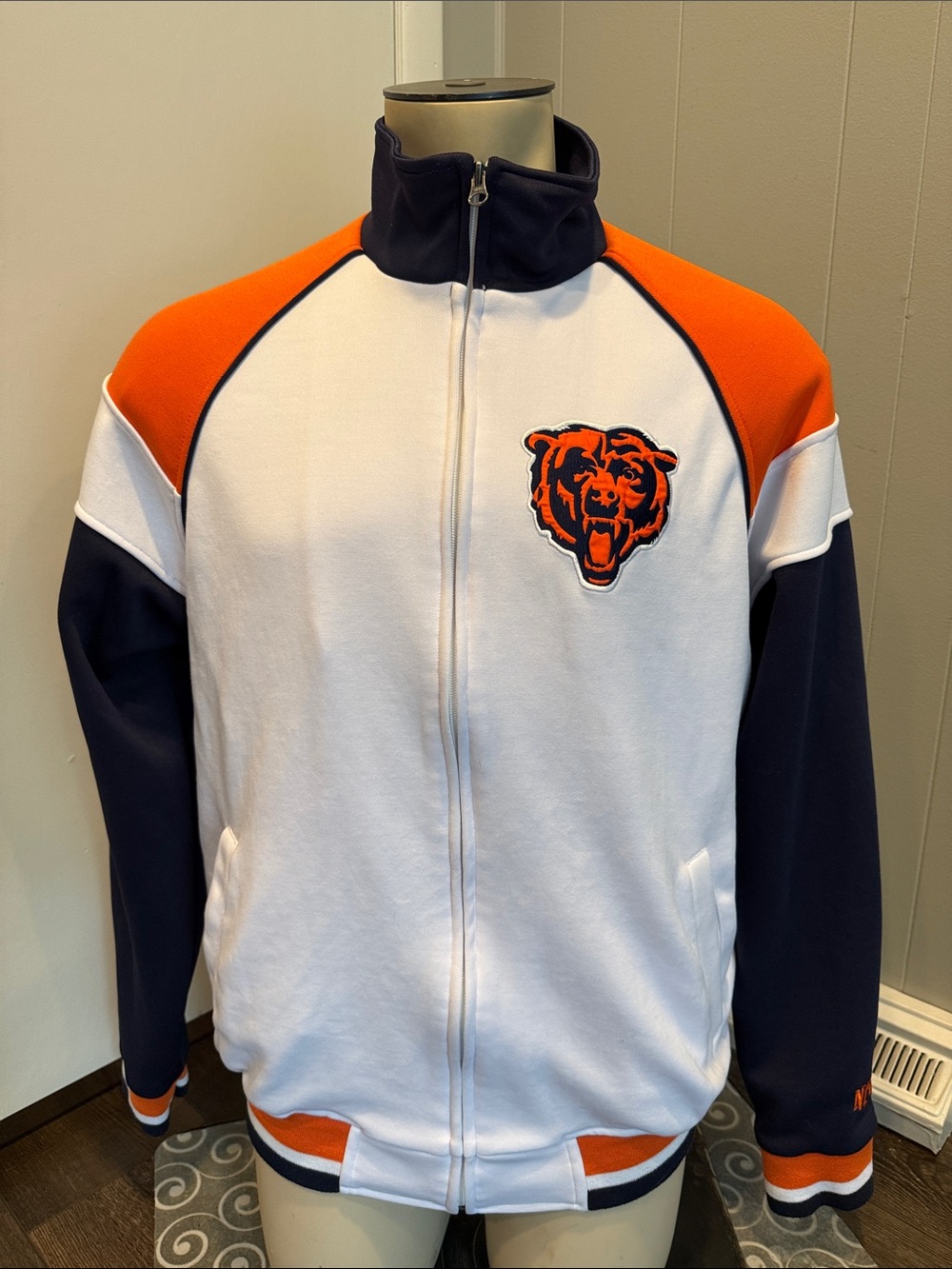 E NFL Chicago Bears Men's M White Navy Orange Full-Zip Sweater with Bears Patch